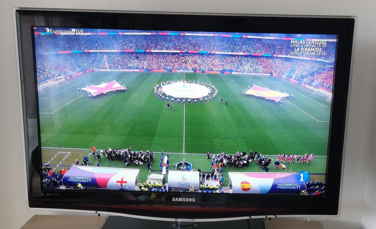 VFTAE's tweet image. Enjoying Spanish tv&apos;s build up to the #WomensEuro2025 final with their version of Michael McIntyre.
Vamos la Lionesses.