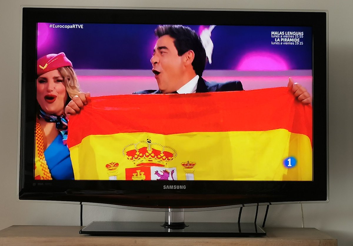 VFTAE's tweet image. Enjoying Spanish tv&apos;s build up to the #WomensEuro2025 final with their version of Michael McIntyre.
Vamos la Lionesses.
