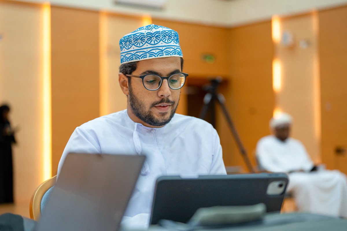 🎞️ من مبادئ القطع إلى تناغم اللون والصوت…
هكذا خاض المشاركون ورشة المونتاج والتلوين السينمائي مع راضي الخميسي ضمن #مخيم_وثق في ولاية صور.
#OMANFILM #ColorGrading #Montage #وثق