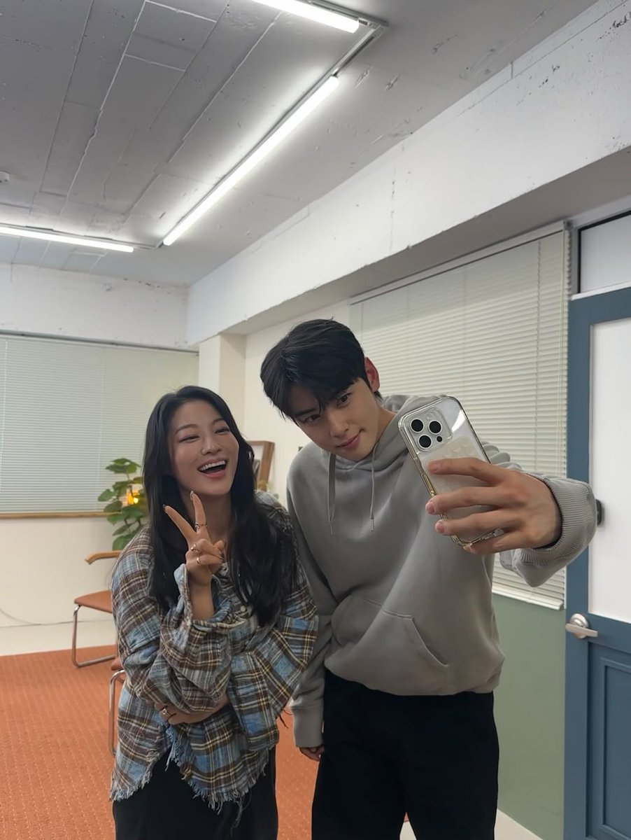 ad0rab11e's tweet image. 아덴조님이 차은우오빠 군대잘다녀오고 나와서 헐리우드에서 보재