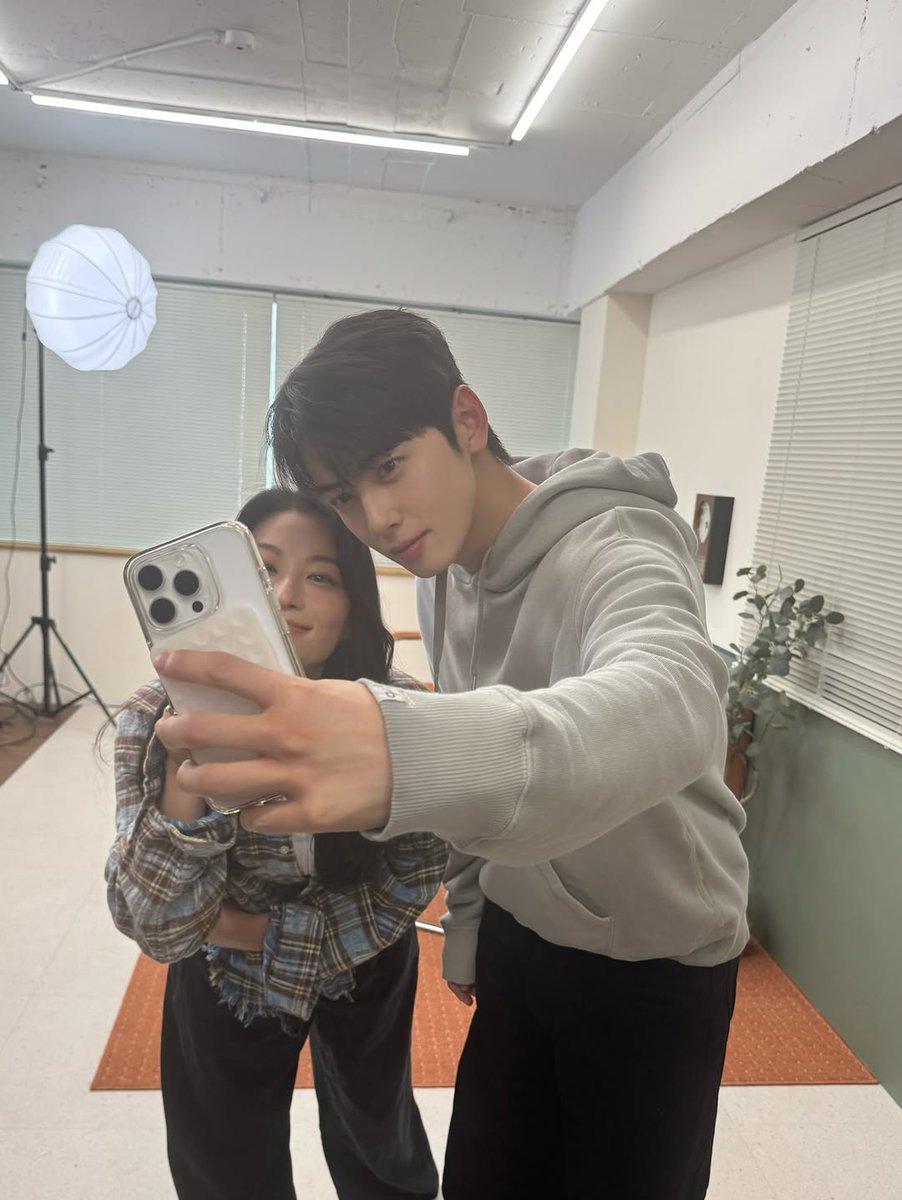 ad0rab11e's tweet image. 아덴조님이 차은우오빠 군대잘다녀오고 나와서 헐리우드에서 보재