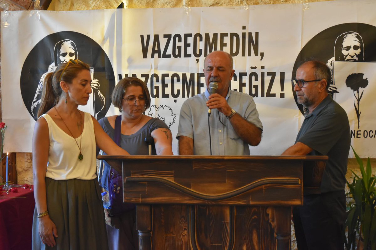 Emine Annemizin vefatının ardından dün İHD’de taziyeleri kabul ettik.

Bugün de Garip Dede Cemevi’nde dostlarımızla Emine Annemizin sofrasında bir araya geldik.