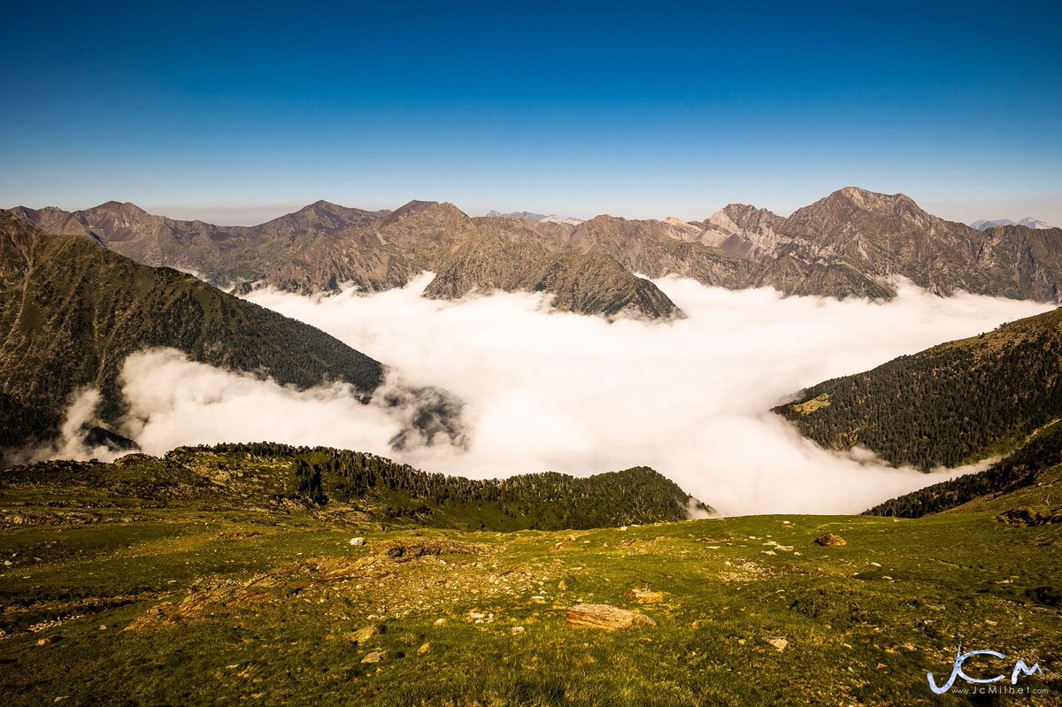 Photo du dimanche.

Vue sur les Pyrénées et la Vallée du Rioumajou sous les nuages depuis le Pic du Lustou (3023m).
-
#Pyrénées #HaPy #Sommets
📸 Jc Milhet / #HansLucas