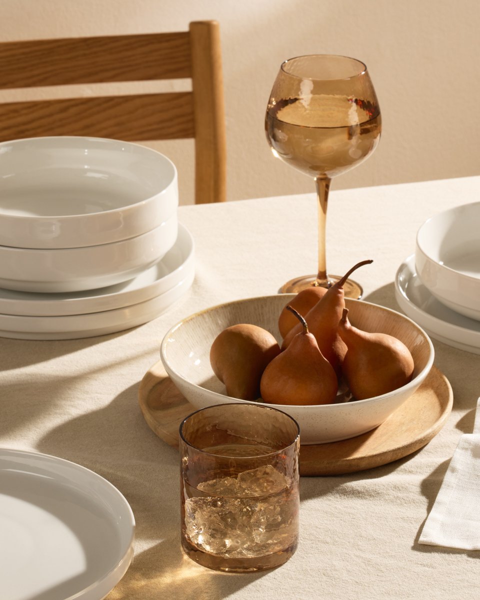 WOOLWORTHS_SA's tweet image. Long lunch plans this weekend?
Set the mood with stackable porcelain dinnerware, textured glassware, a frayed-edge tablecloth and a textured, sustainable runner 🍽️
Everything you need for a cosy, stylish tablescape: brnw.ch/21wUsGj