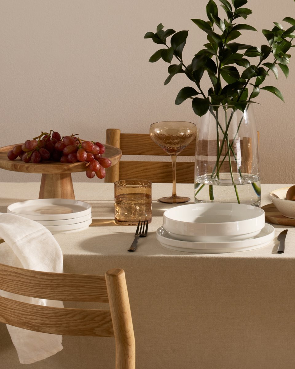 WOOLWORTHS_SA's tweet image. Long lunch plans this weekend?
Set the mood with stackable porcelain dinnerware, textured glassware, a frayed-edge tablecloth and a textured, sustainable runner 🍽️
Everything you need for a cosy, stylish tablescape: brnw.ch/21wUsGj