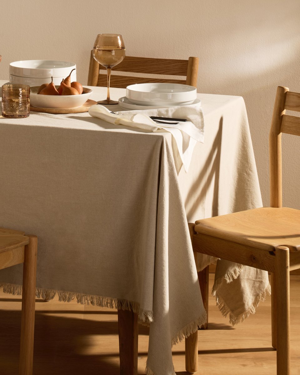 WOOLWORTHS_SA's tweet image. Long lunch plans this weekend?
Set the mood with stackable porcelain dinnerware, textured glassware, a frayed-edge tablecloth and a textured, sustainable runner 🍽️
Everything you need for a cosy, stylish tablescape: brnw.ch/21wUsGj