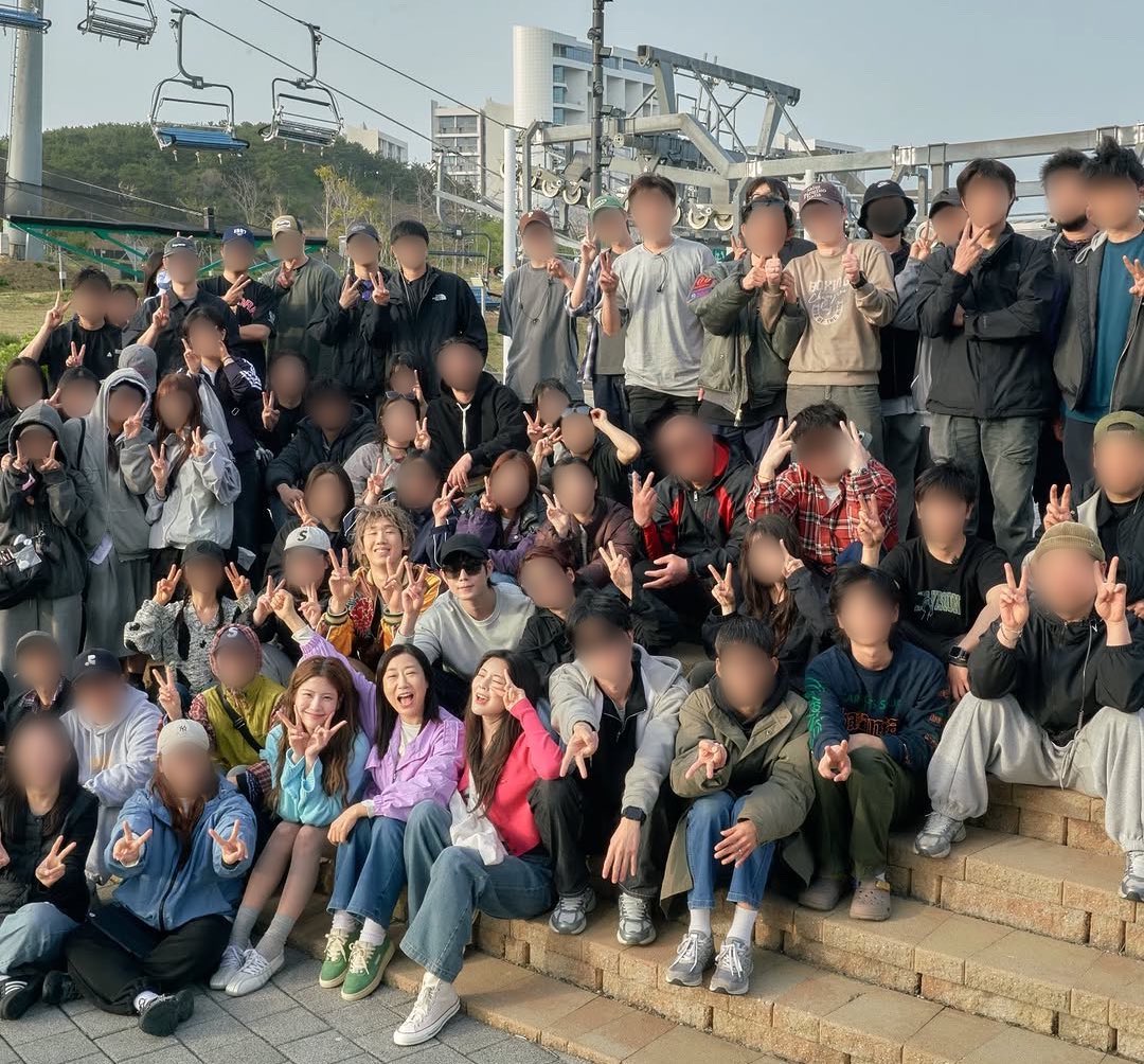 gugugallery's tweet image. #LetsGoToTheMoon cast with the crew!
•
#혜연 #HYEYEON #구구단 #gugudan #조아람