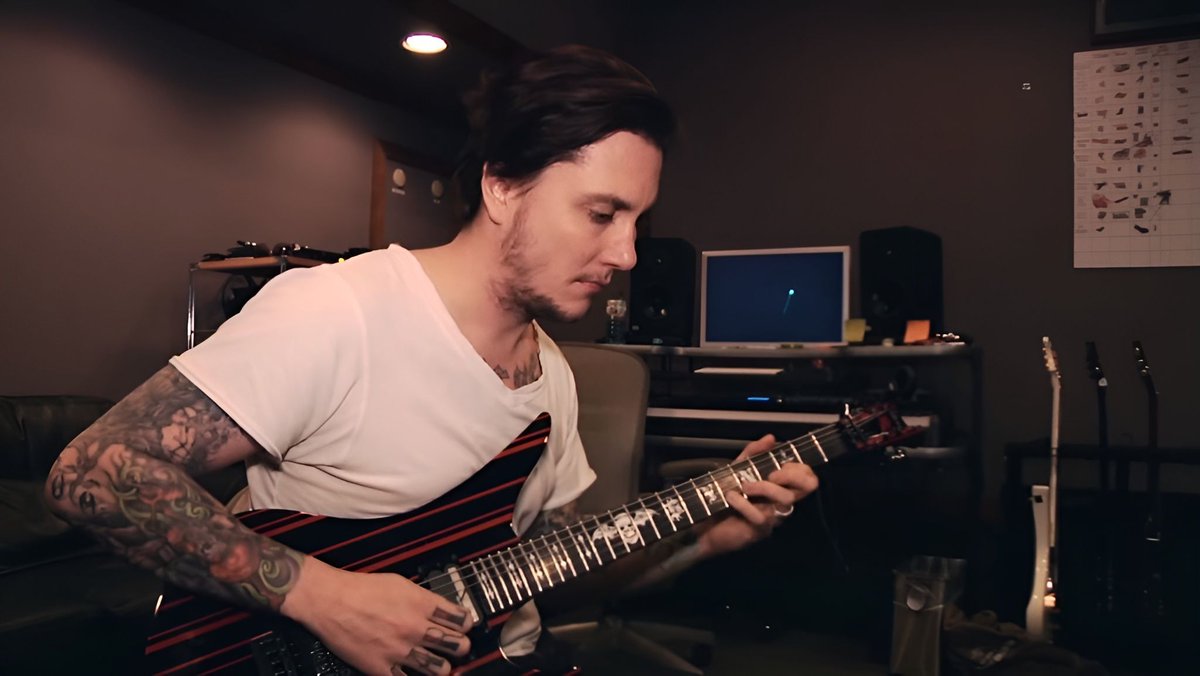 STCONightmares's tweet image. Syn in the studio, recording his guitar parts for Hail to the King, the album - posted 6th December 2018
My screenshot from the Shepherd of Fire Breakdown episode