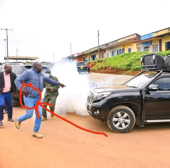 Self abductions are not yielding the publicity they badly want. Sasa ni shooting their own motorcade 😂. Scriptwriters and actors in one camp!