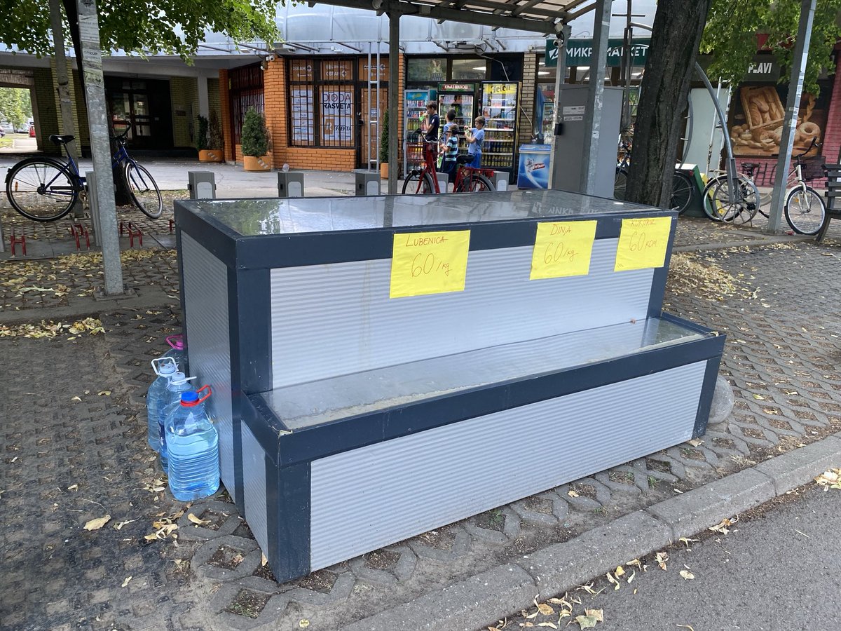 NSVeselko's tweet image. Sumnjam da ovakve i slučne “tezge”
imaju bilo kakvu dozvolu za uzurpiranje javne površine. Ili je neko ko proverenom patrioti plaće fee ili prodaje u ime nekog takvog.