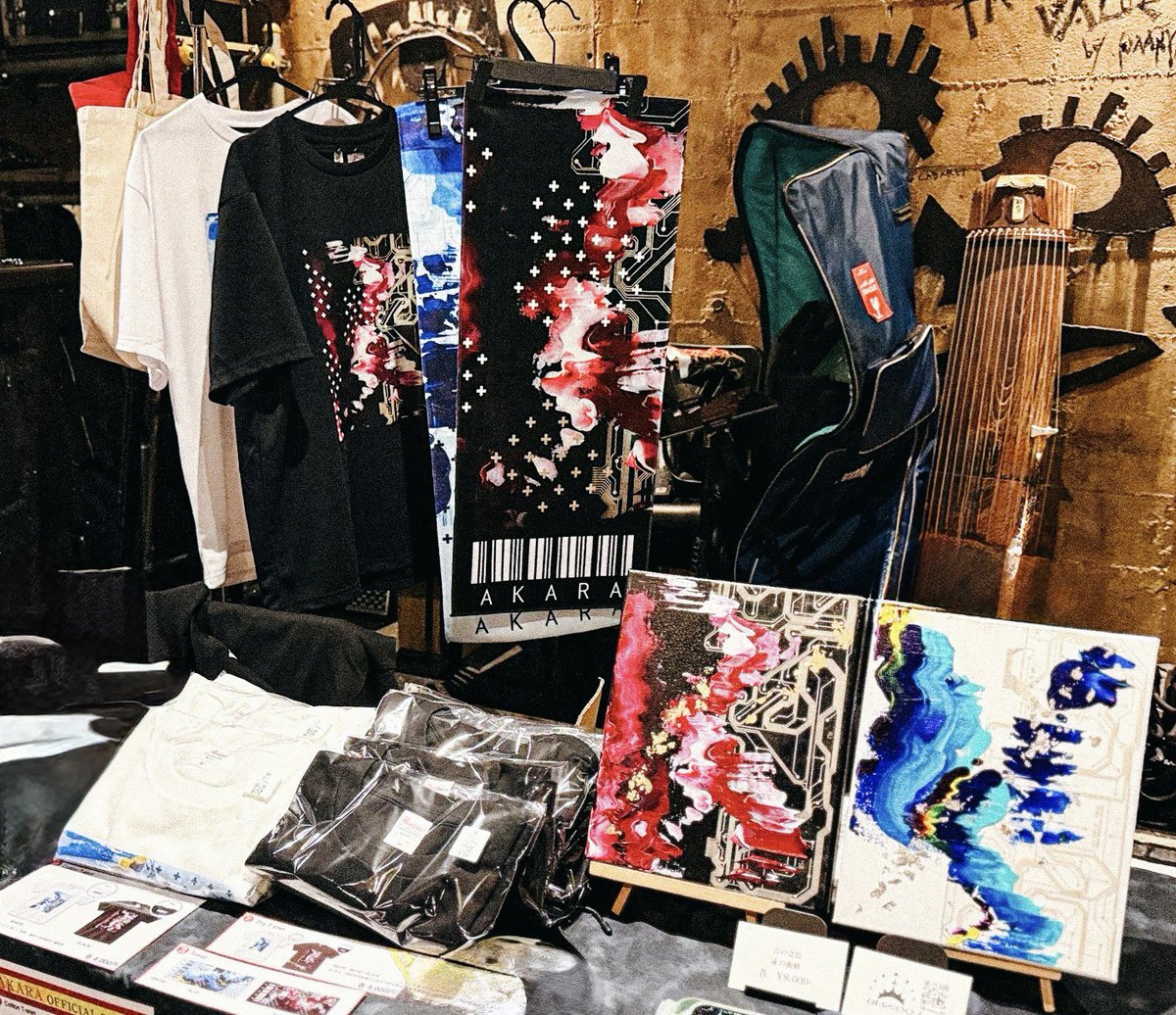 chutoro97's tweet image. ⿻*.·

AKARAさんにご招待頂き
ライブを見させていただきました🫶🏻

今日から新グッズの販売だったのですが
自分がデザインしたグッズをお客様が身に付けてライブを楽しんでいる姿を見られて胸が一杯になりました🥲幸せです❤️‍🔥

原画も2点ともお買上げ頂き嬉しかったです！😭

ありがとうございました！