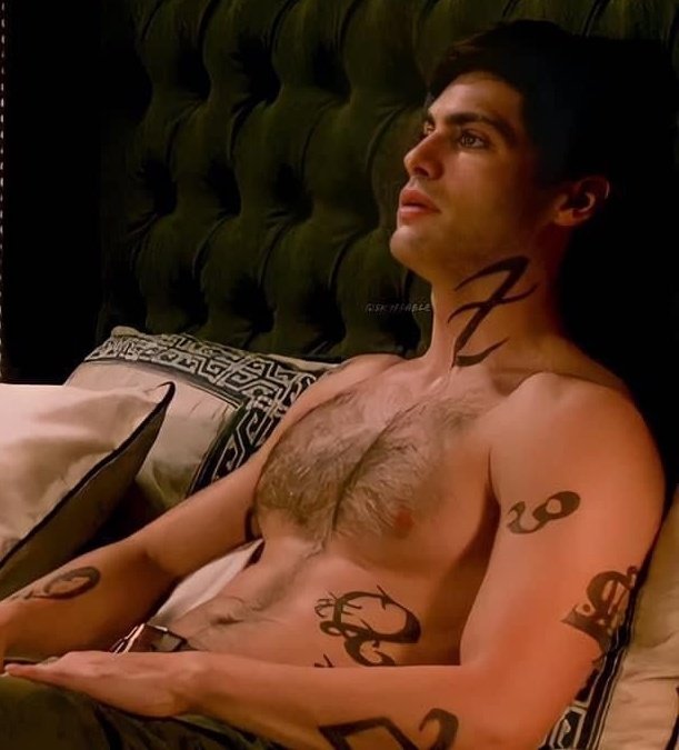 GaysBase's tweet image. MATTHEW DADDARIO'S hairy tits 🥴