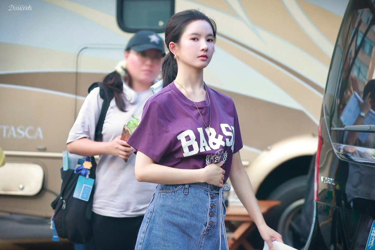 gugugallery's tweet image. #BlossomThroughTheCloud filming today!
•
#샐리 #SALLY #구구단 #gugudan #刘些宁