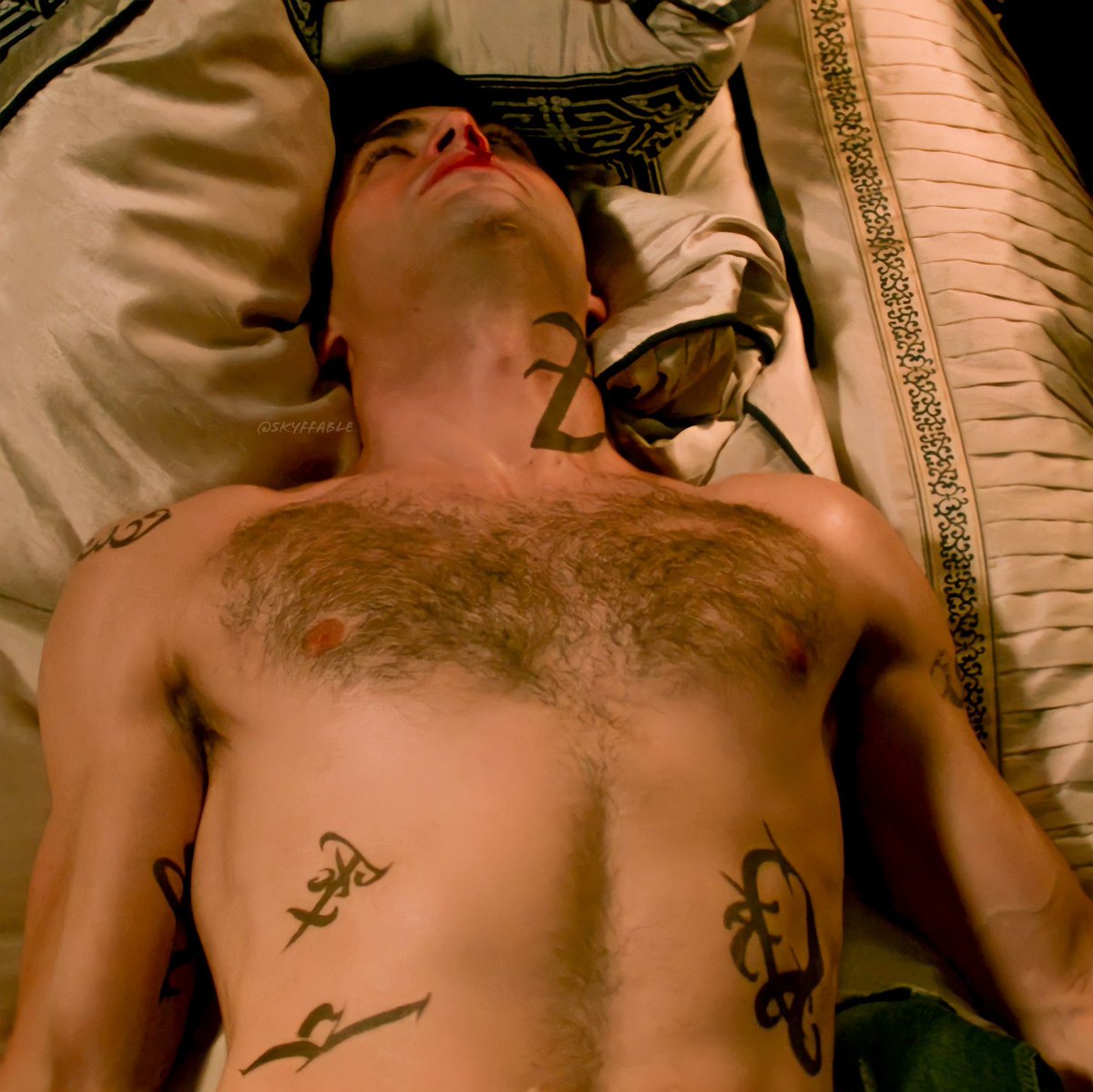 GaysBase's tweet image. MATTHEW DADDARIO'S hairy tits 🥴