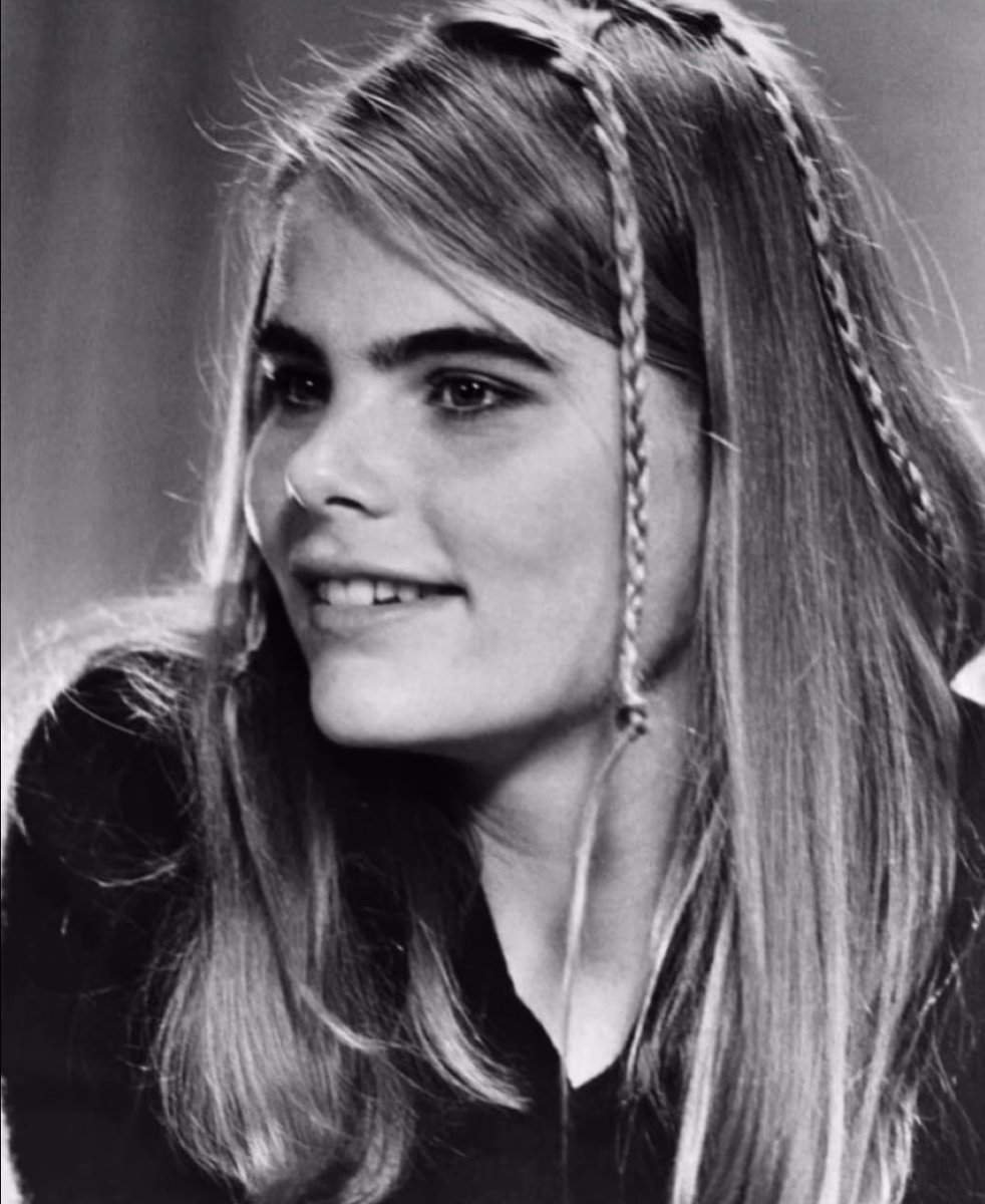 37Lemons's tweet image. MTF Mariel Hemingway

Two younger, two older