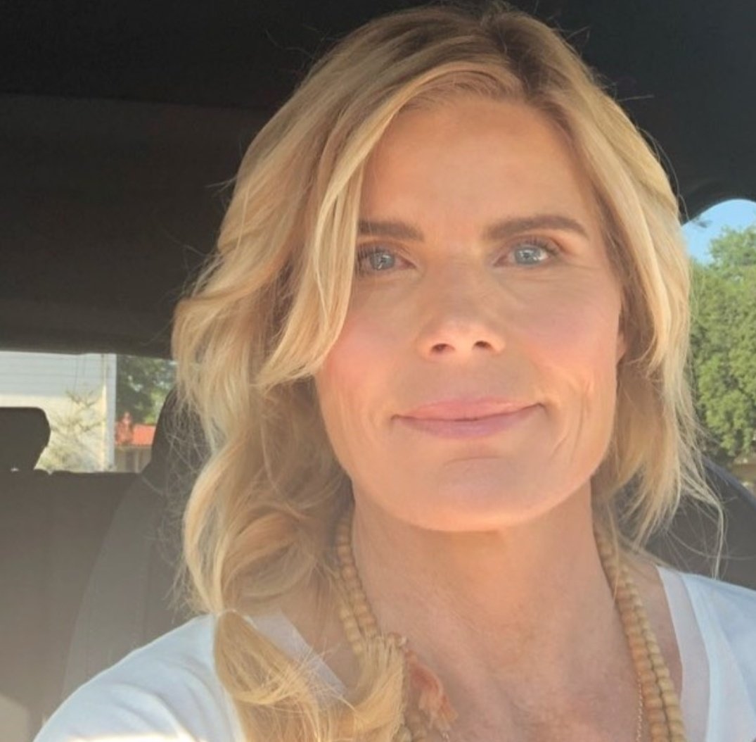 37Lemons's tweet image. MTF Mariel Hemingway

Two younger, two older