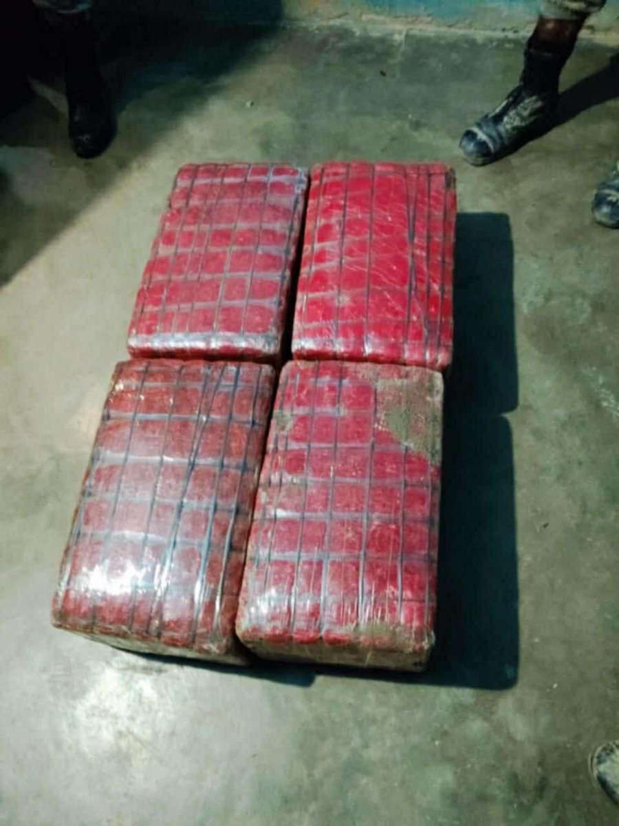 गाँजा बरामद
 
चेक प्वाईन्ट एकडाराबाट खटिएको  सुरक्षा फौजले साउन ११ गते महोत्तरी जिल्लाको एकडारा गाउँपालिका–४ स्थित  भटौलिया ईलाकाबाट ४ पोका गाँजा बरामद गरी सम्बन्धित निकायमा बुझाएको छ ।