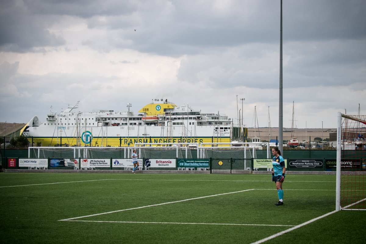 jonsmalldon's tweet image. You know you're watching football in Newhaven when a yellow ferry becomes your background.
Decent friendly between @HastingsUFCW and @NewhavenLadies ended all square.