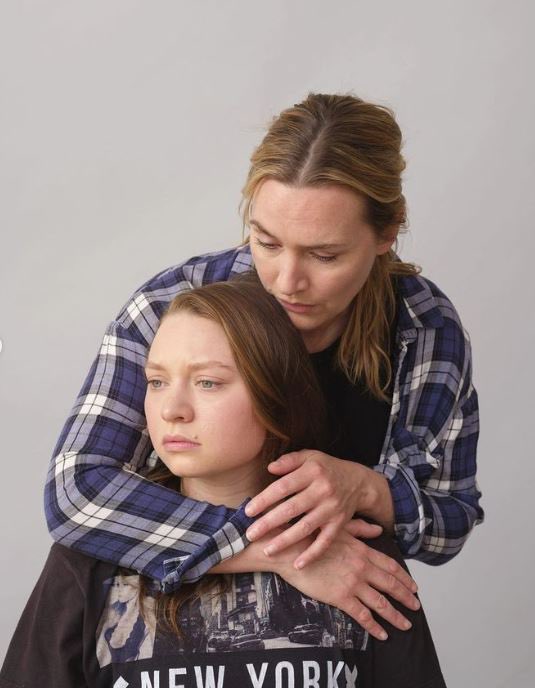 SVespy13's tweet image. kate winslet & her daughter mia threapleton 🤍
#thebuccaneers