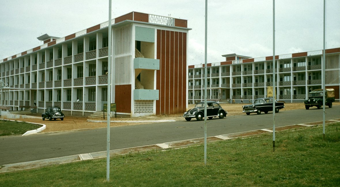 KwekuOA's tweet image. Housing a Nation: Nkrumah's Vision for Affordable Urban Living 🏡🇬🇭

This image captures a vital part of Kwame Nkrumah's development vision: affordable housing for low-income earners in Accra during the 1960s. Facing rapid urbanization &amp;amp; a burgeoning housing deficit, his…