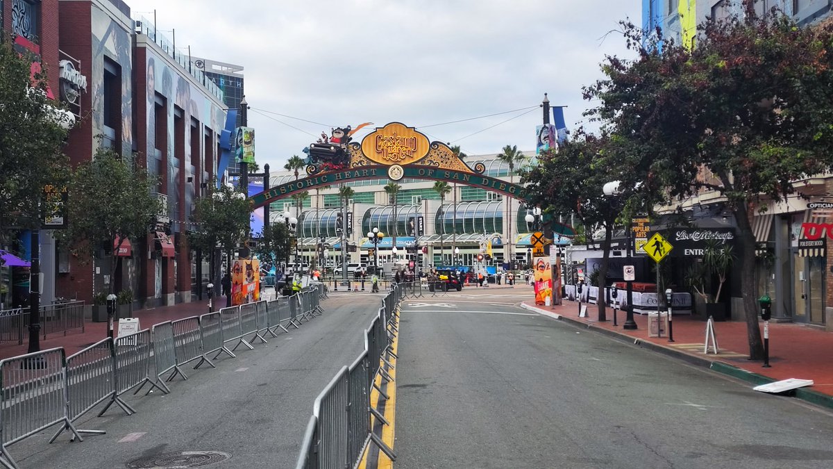 argiadrone's tweet photo. At #ComicCon San Diego https://t.co/oyA97ziNgx
