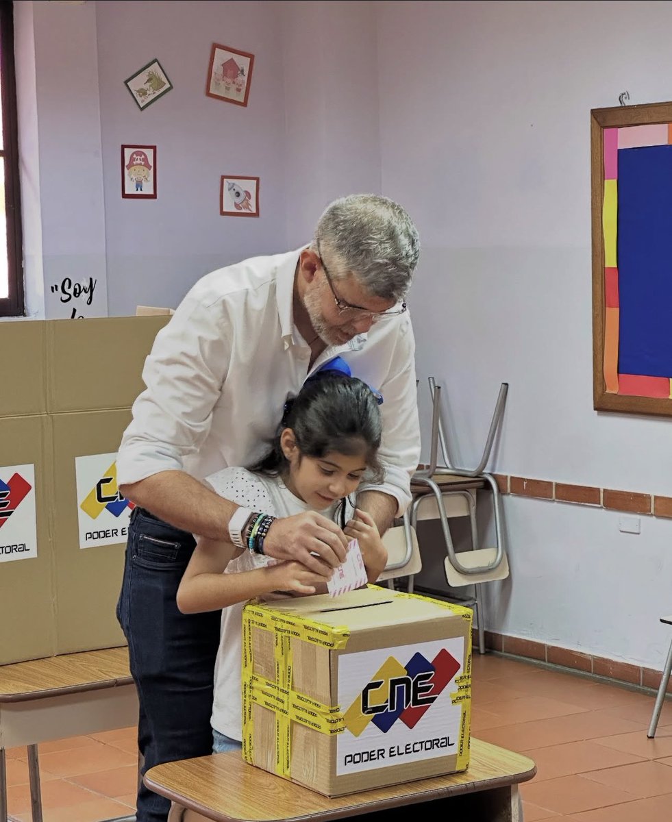 #OrienteDecide 🗳️ | Manuel Ferreira, aspirante a la reelección por la oposición en Lechería, votó en la Unidad Educativa María Auxiliadora, donde destacó una alta participación ciudadana en comparación a procesos anteriores.

#EleccionesMunicipales2025