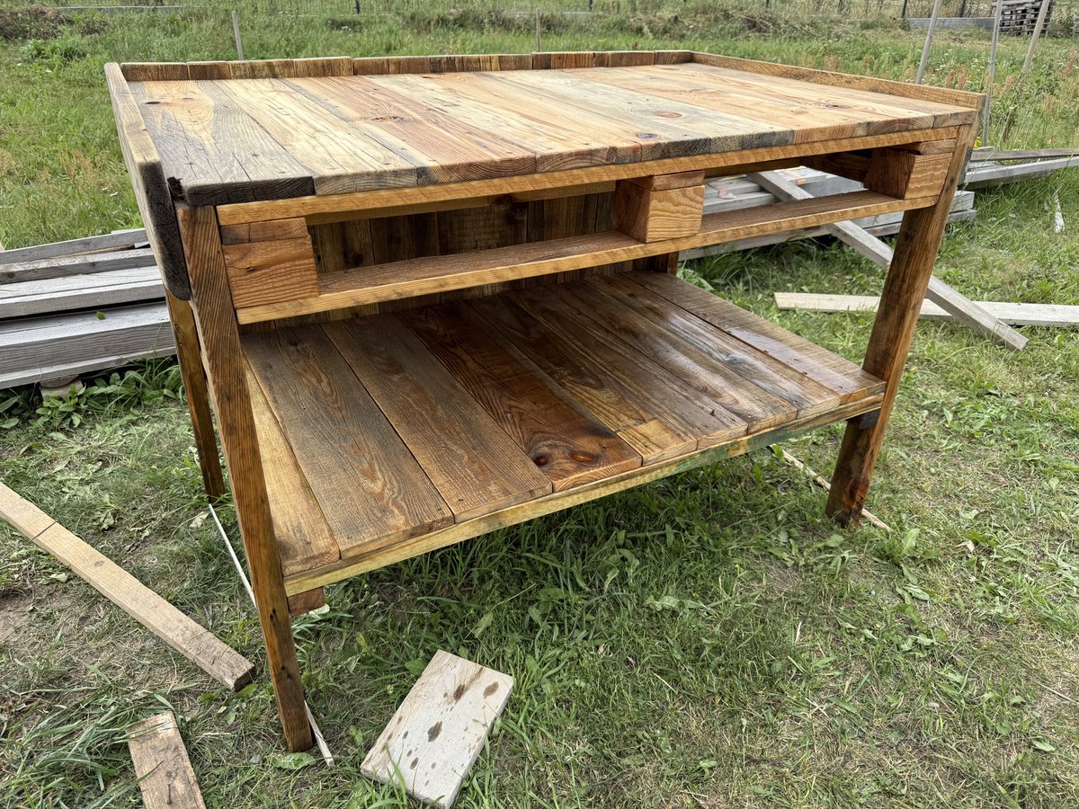 kam__go's tweet image. Czy można zrobić ze śmieci które zostały po budowie stolik do grilla? Można. Trzeba tylko ch… olejenie dużo PLN wydać na narzędzia, które pozwolą te śmieci przerobić na coś użytecznego 🤣