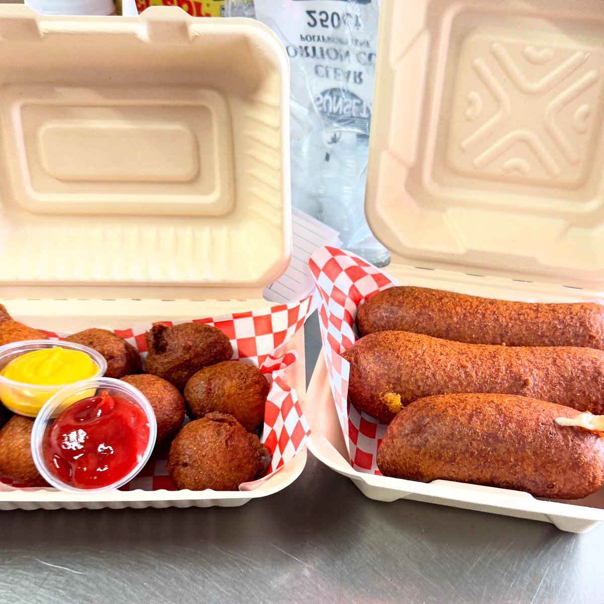 Batter Up Truck is at Spark Social SF for brunch today. Come on by and grab a corndog or 2 or 3 😁.
.
.
.
.
.
#batterupsf #batteruptruck #corndog #togo #plate #fresh #bitesize #sparksocialsf #sfeats #bayareafoodie #foodtrucks #sundayfunday☀️ #gogiants #betterthandisneyland