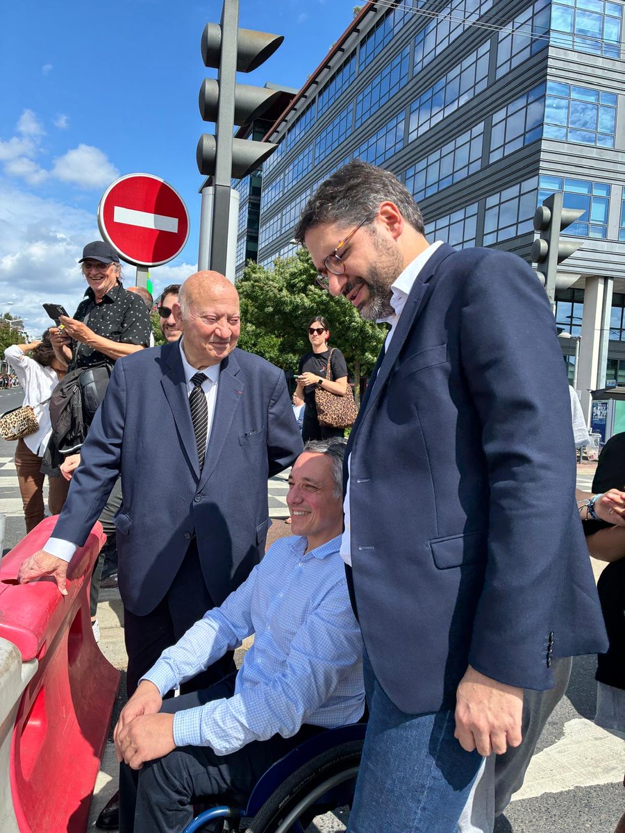 Prefet92's tweet image. Le Tour de France, c’est la France ! 🇫🇷🚴

Un passage par le département qui s’est déroulé sans encombre.

Le préfet des #HautsdeSeine, Alexandre Brugère, est passé à #IssyLesMoulineaux, #Meudon et au centre opérationnel départemental saluer les effectifs de la @prefpolice et de…