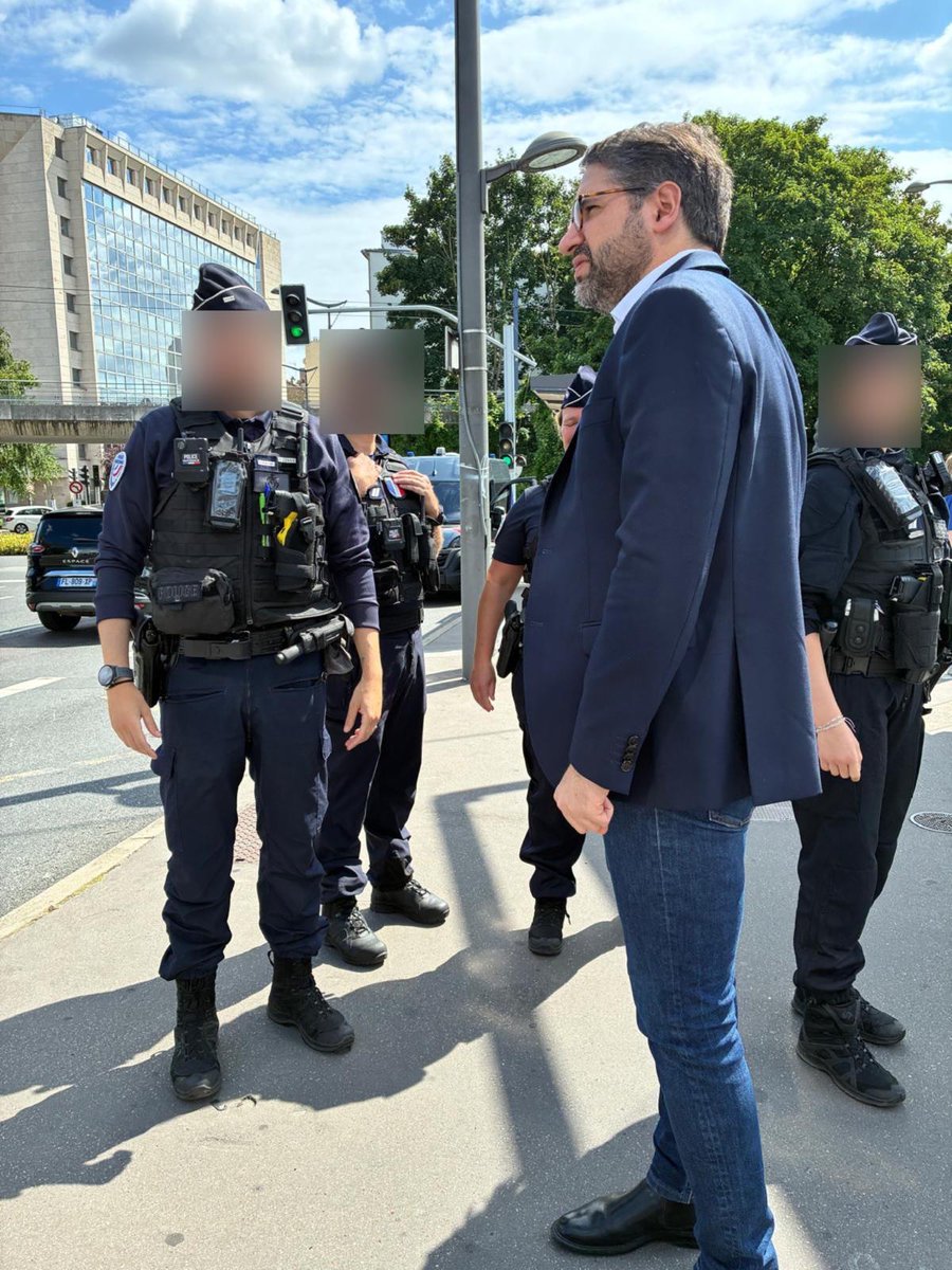 Prefet92's tweet image. Le Tour de France, c’est la France ! 🇫🇷🚴

Un passage par le département qui s’est déroulé sans encombre.

Le préfet des #HautsdeSeine, Alexandre Brugère, est passé à #IssyLesMoulineaux, #Meudon et au centre opérationnel départemental saluer les effectifs de la @prefpolice et de…