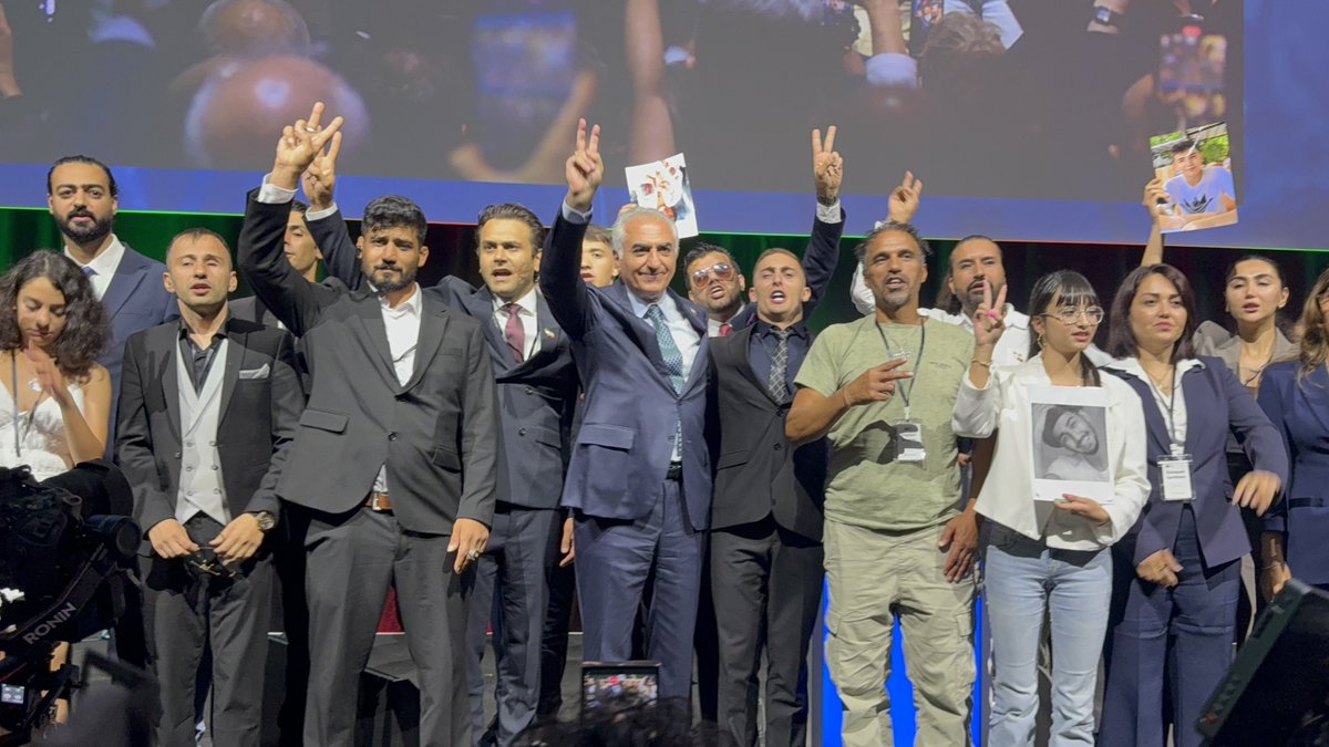 Yesterday's Convention on National Cooperation to Save Iran ended on a very emotional note:

Iranians who had been injured, blinded in one eye, tortured, and more by the terrorist Islamic Republic joined King Reza Pahlavi on stage, singing "Oh Iran" and giving the peace sign.

✌️