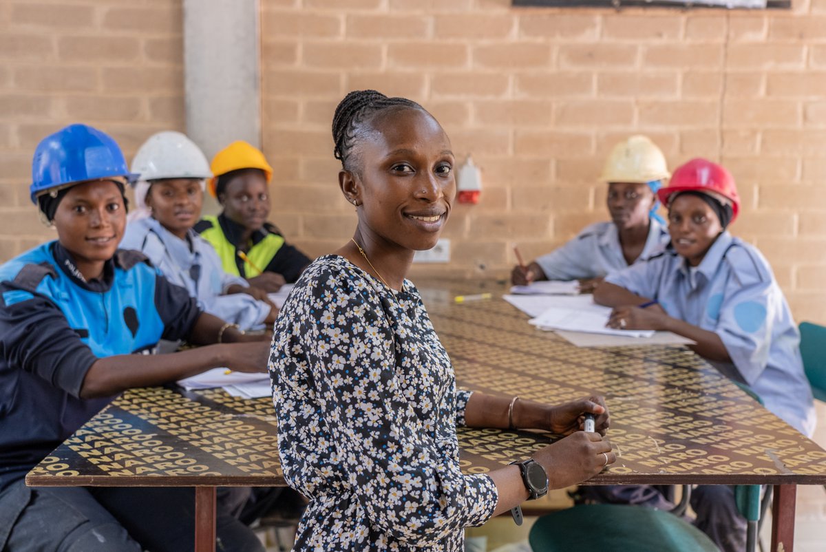 UNDPWACA's tweet image. En 🇬🇲🇬🇳🇲🇷, des femmes et des jeunes innovent pour l’#énergiepropre ⚡️
Dans son blog, @RTheckethil montre comment les bons investissements peuvent propulser le #développementdurable au #Sahel. 🌍
🔗 À lire : go.undp.org/wiJ
#SGF2025 | #ForumGouvernanceSahel