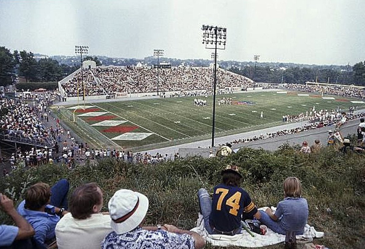 How an #NFL game looked 51 years ago today — July 27, 1974

The Hall of Fame Game between the Cardinals and Bills at Canton's Fawcett Stadium

No concerts. No light shows. No hoopla.

Just a picnic lunch on a hill beside a high school field.

Things have come a LONG way.