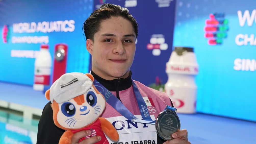 OlimpismoMex's tweet image. OJO AL DATO 👇

Osmar Olvera acaba de empatar a Nuria Ortiz como los máximos medallistas mundiales mexicanos en deportes olímpicos.

Nuria ganó seis preseas (2🥇 2🥈 2🥉) en Mundiales de Tiro de 1969 a 1987.

Osmar tiene tres pruebas por delante, puede seguir haciendo historia.