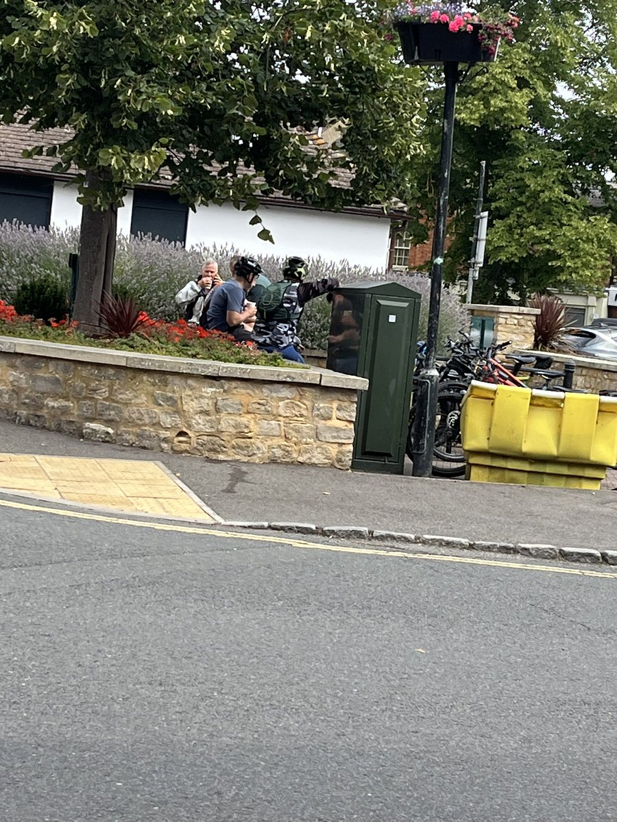 Lovely little shuffle round the lanes today. Giving the total of Cero Fucks. <a href="/OQServiceCourse/">OQServiceCourse</a> 👌

Stopped at <a href="/Stonycoffee/">Out Of Office Coffee</a> which was full of MTBers, not very chatty are they? 

Roadies v MtB, Bit like skiers and snow boarders eh? 

They both think they are the coolest

We know who