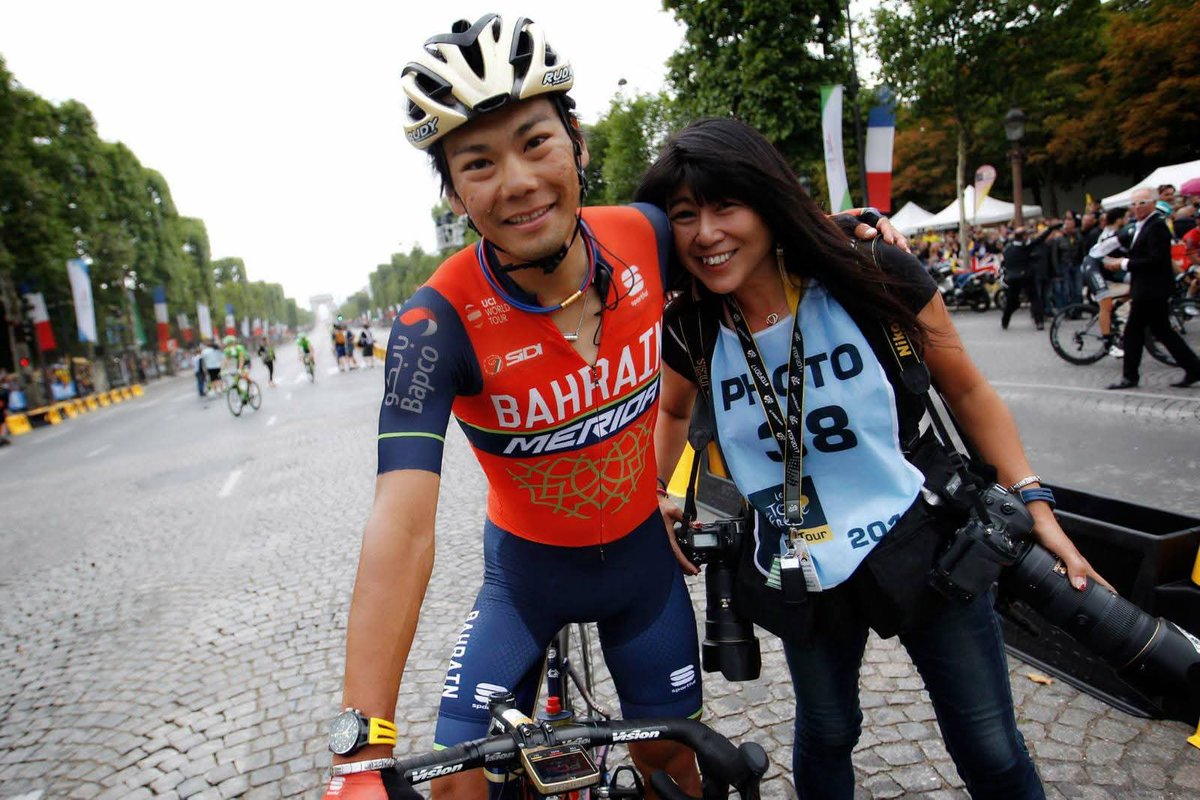 ツール・ド・フランス最終日ですねぇ
まだ私が現場でバリバリ撮影していた頃、なかなか新城と一緒に写真を撮る機会がなかったけど、お互いの仕事をやりきり、パリにたどり着いた私たち！綺麗な格好をして奥様として彼を迎えることはできなかったけど、この写真が一番好き😌

#TDFF2025 #jspocycle