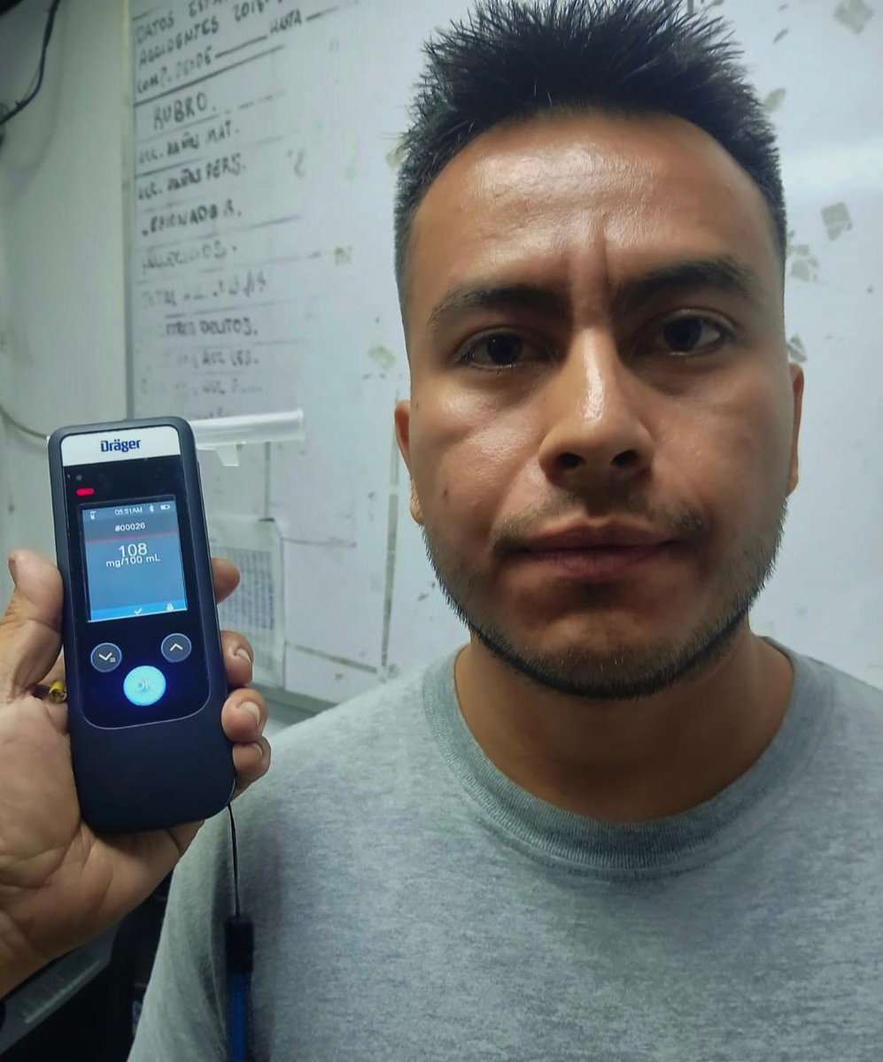 PNCSV's tweet image. Dos conductores fueron capturados durante las últimas horas por manejar ebrios en diferentes puntos del país:
▪️Joaquín Israel Turcios Lemus, de 32 años de edad, fue capturado por manejar con 108° de alcohol y atropellar a un motociclista, que fue trasladado herido a un…