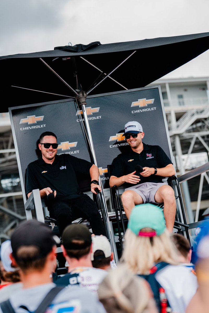 TeamHendrick's tweet image. Our guys hung out with #TeamChevy and answered some fan questions 😎