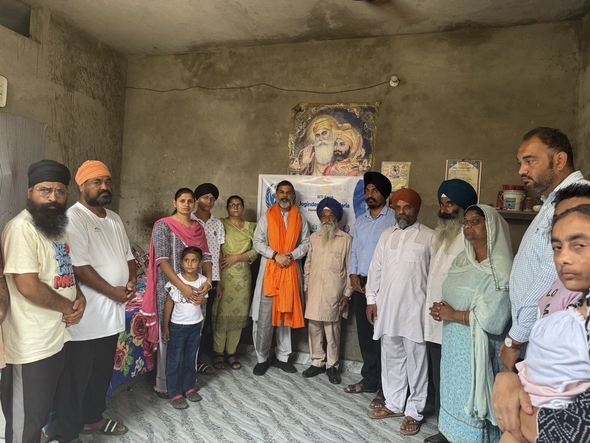 JS_Salaria's tweet image. ਜ਼ਿਆਦਾਤਰ ਪੰਜਾਬ ਵਿੱਚੋਂ ਖਾੜੀ ਦੇਸ਼ਾਂ ਵਿੱਚ ਗਏ ਨੌਜਵਾਨ ਆਪਣੇ ਪਰਿਵਾਰਕ ਮੈਂਬਰਾਂ ਨੂੰ ਕੰਪਨੀ ਦਾ ਪਤਾ ਜਾਂ ਵੀਜ਼ਾ ਕਾਪੀ ,ਆਈ ਡੀ ਕਾਰਡ ਕਾਪੀ ਨਹੀਂ ਭੇਜਦੇ ਅਤੇ ਨਾ ਹੀ  ਕਿਸੇ ਆਪਣੇ ਦੋਸਤ ਦਾ ਫੋਨ ਨੰਬਰ ,ਇਹ ਵੱਡੀ ਗਲਤੀ ਕਰ ਬੈਠਦੇ
  ਪੰਜਾਬ ਵਿੱਚ ਪਰਿਵਾਰਕ ਮੈਂਬਰਾਂ ਨੂੰ ਉਨਾਂ ਦੇ ਘਰ ਮਿਲ ਕੇ ਦੁਖ ਸਾਂਝਾ ਕਰਦਿਆਂ ਉਨ੍ਹਾਂ ਨੂੰ ਭਰੋਸਾ…