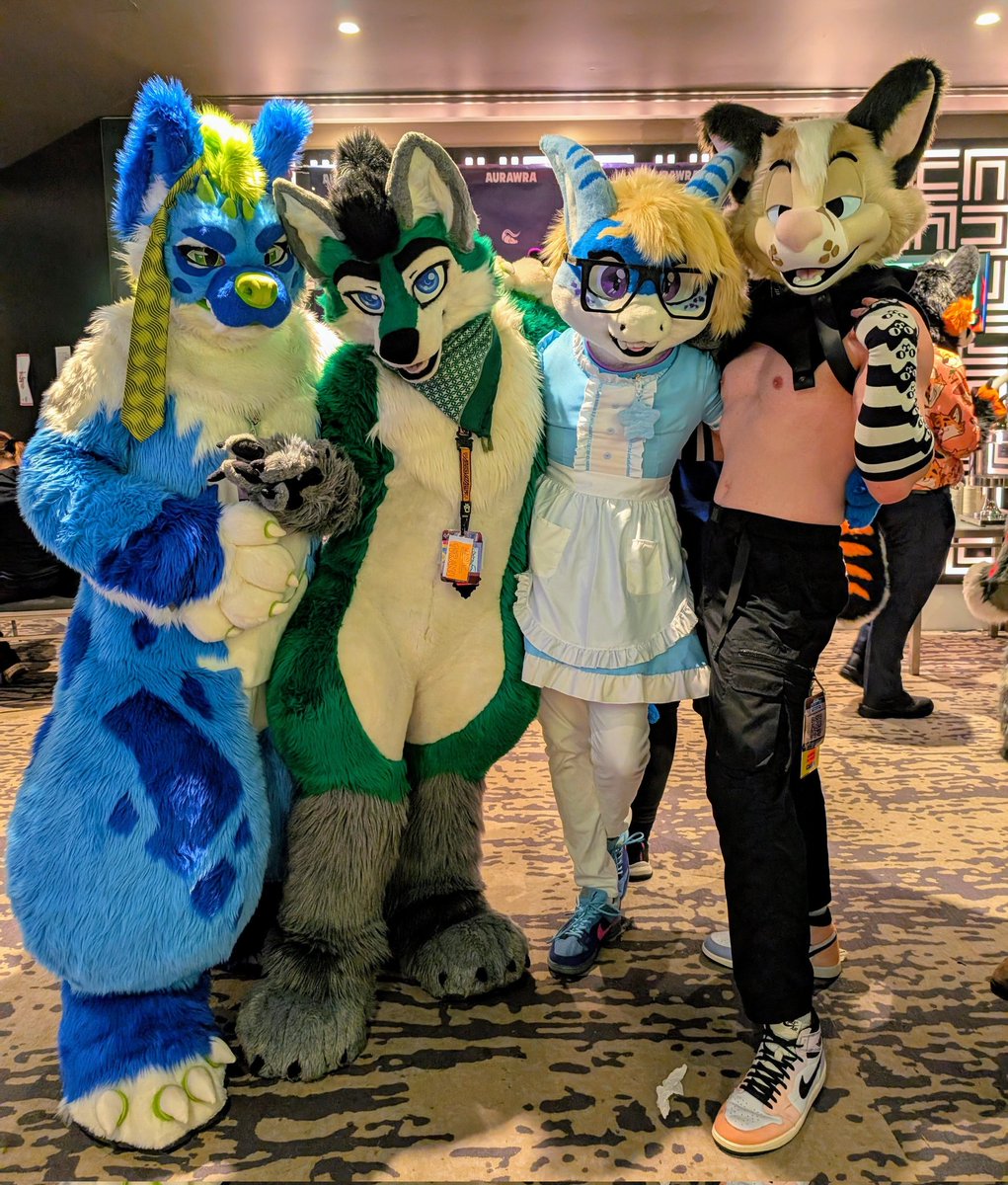 i'm feeling severely overdressed with these lads 💦
w/ <a href="/YolkeTheYeen/">Yolke🥚🍳 Aurawra/Megaplex/WAFF</a> <a href="/Torani_Wolf/">Torani</a> <a href="/YourFoxRobin/">Robin</a>