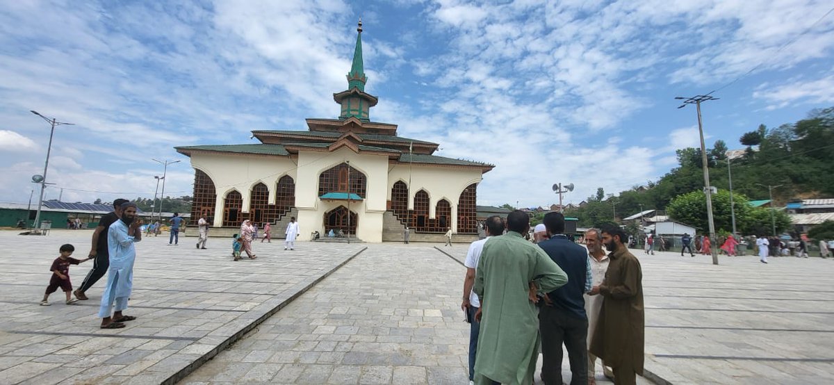 Three decades since the 66-day Charar-e-Sharief siege. The 1995 blaze, set by #terrorists , destroyed the revered shrine and left indelible scars. Stories like #MastGul's brutality against an elderly local still shock.
Locals take down the memory lane while former DGP