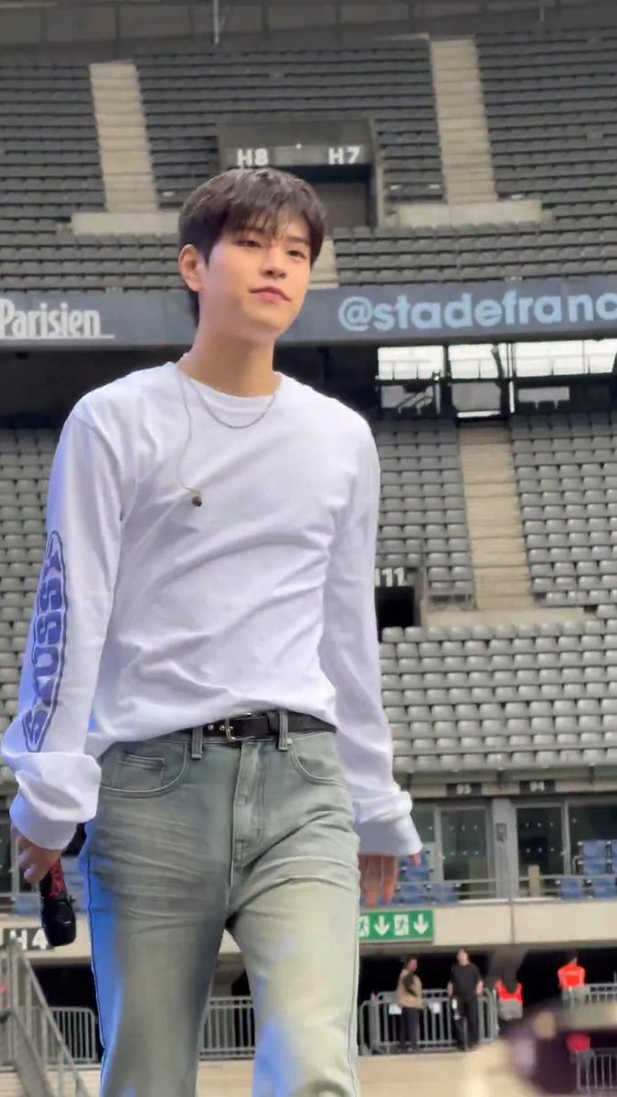 daengseung's tweet image. ปกติชอบแต่งแต่เสื้อตัวโคร่ง กางเกงสามส่วน พอใส่แบบนี้แล้วหุ่นซึงมินนี่ความฝันใครหลายคนนะ คอสวย ไหล่กว้าง กล้ามพอดี มีร่อง11 เอวบางกระดาษเอสี่ มีสะโพกนิดหน่อย ขายาว ใส่อะไรก็ดูสูงเพียว ที่สำคัญเป็นคนที่ไม่ได้เข้ายิมบ่อยด้วย น่าอิจฉาตรงนี้