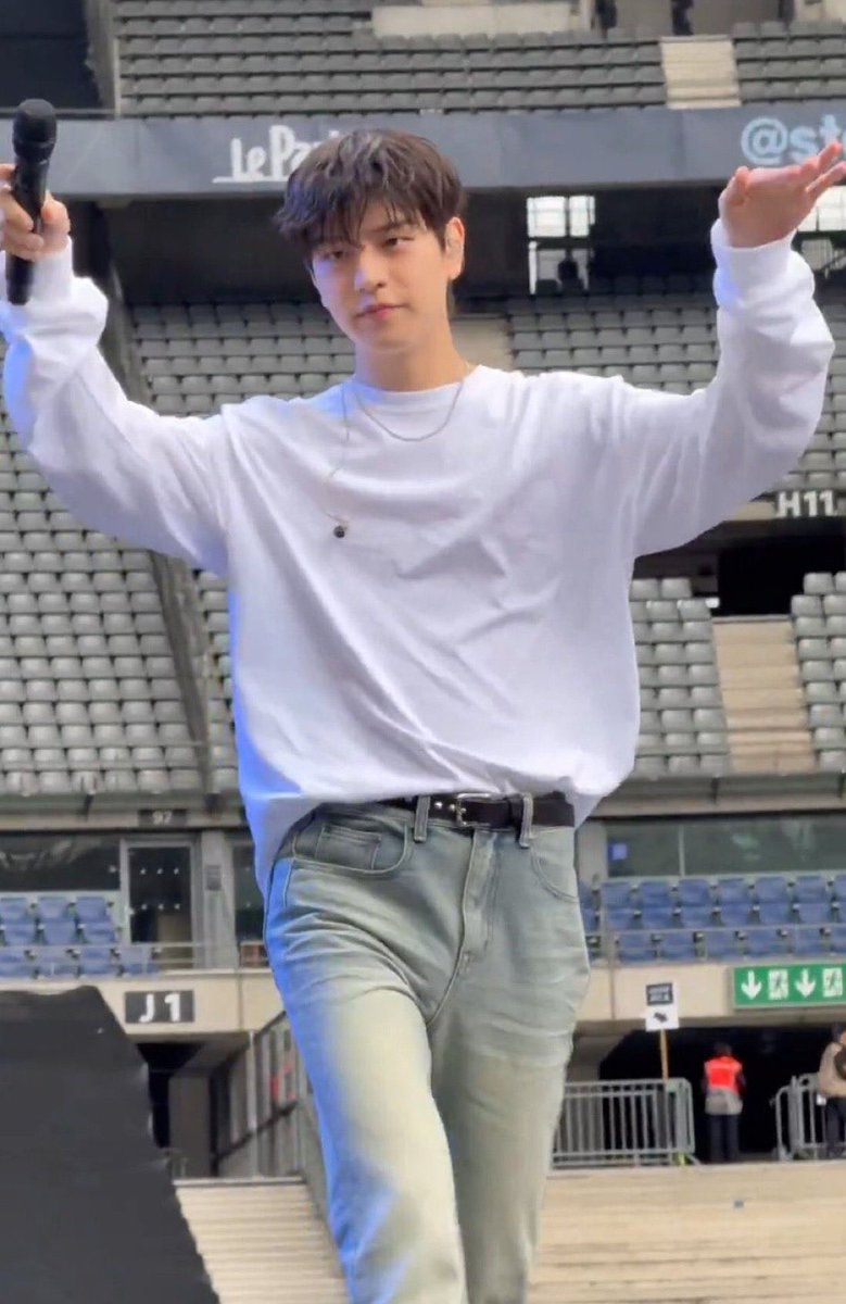 daengseung's tweet image. ปกติชอบแต่งแต่เสื้อตัวโคร่ง กางเกงสามส่วน พอใส่แบบนี้แล้วหุ่นซึงมินนี่ความฝันใครหลายคนนะ คอสวย ไหล่กว้าง กล้ามพอดี มีร่อง11 เอวบางกระดาษเอสี่ มีสะโพกนิดหน่อย ขายาว ใส่อะไรก็ดูสูงเพียว ที่สำคัญเป็นคนที่ไม่ได้เข้ายิมบ่อยด้วย น่าอิจฉาตรงนี้