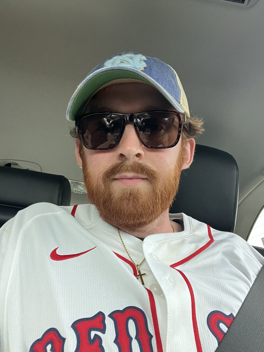ItsPlayful_'s tweet image. Going to the Sox game today. Who is hitting a homer 👀