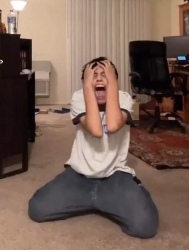 spiderperez11's tweet image. Me puse a pensar a quién le dedicaría las victorias Checo y me lo imagine escribiendo algo como "A Chequito, Carlota, Emilio y Olivia que seguramente no me vieron ganar por estar durmiendo"