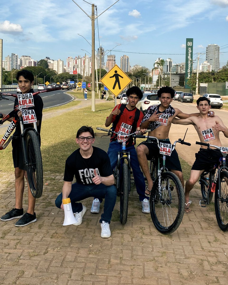 guikilter's tweet image. Encontrei esses meninos enquanto fazíamos um buzinaço e eles me lembraram do verdadeiro motivo de toda nossa luta.
Tempos fáceis forjam homens fracos, mas tempos difíceis forjam homens fortes.
Não acredito que a nossa geração está perdida. Pelo contrário, é a partir da nossa…