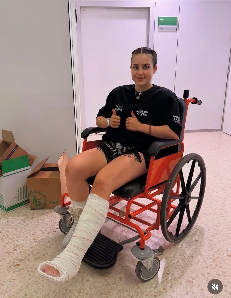 EditorMzt's tweet image. ¡Rorro, la verdadera campeona! 🥊💥
Se ha confirmado que Rorro sufrió una fractura en el pie durante su combate contra Abby en La Velada del Año V.
#Rorro #LaVeladaDelAñoV #TeamRorro #Boxeo #Velada5 #IbaiLlanos #RorroCampeona #BoxingGirls #OrgulloTotal #GraciasRorro #Nunca