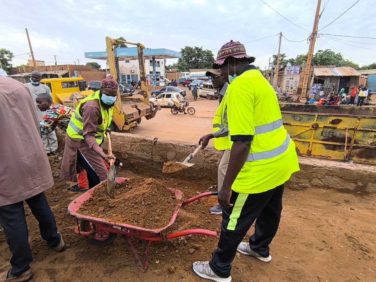 NigerAR's tweet image. Lancement officiel de la 15ᵉ édition de la Journée de Salubrité Publique à Niamey
À l’instant, le lancement de la 15ᵉ Journée de Salubrité Publique à Boukoki 1 – Station Ader dans l'Arrondissement Communal Niamey 2, par le Colonel Boubacar Soumana Garanké, Administrateur…