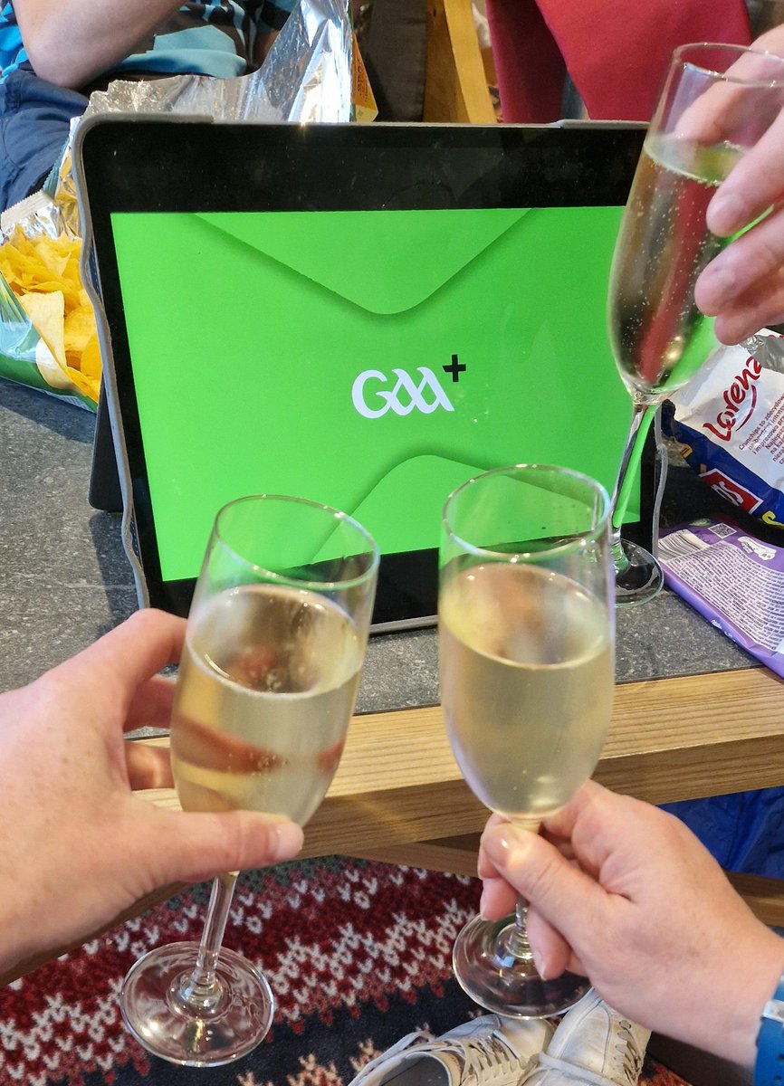 SpiritofBrum's tweet image. Room service &amp;amp; @GAAPlusOfficial for the #AllIreland final 
💚💛🐊 #Ciarrai
&amp;amp; back home, Ant sold out the #Bearwood market allocation of Whiskey! 🌾🥃