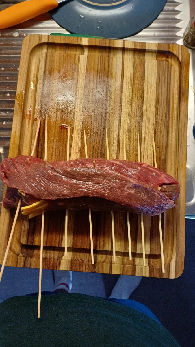 toujours_lui's tweet image. #louisrepas roti de boeuf orloff avec sauce bleu et purée aux éclats de bacon (on dirait encore du pipi au caca j'vais exploser)